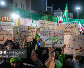 روی پلاکاردهای تجمعات خیابانی، خبرهای دروغ و تحلیل‌های تزریق‌شده از اتاق عملیات دشمن دیده می‌شود/ برخی از «انجام تکلیف برای ایران» رسیده‌اند به «تعیین تکلیف برای وطن»