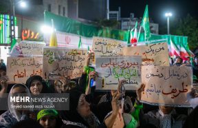 روی پلاکاردهای تجمعات خیابانی، خبرهای دروغ و تحلیل‌های تزریق‌شده از اتاق عملیات دشمن دیده می‌شود/ برخی از «انجام تکلیف برای ایران» رسیده‌اند به «تعیین تکلیف برای وطن»