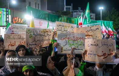 روی پلاکاردهای تجمعات خیابانی، خبرهای دروغ و تحلیل‌های تزریق‌شده از اتاق عملیات دشمن دیده می‌شود/ برخی از «انجام تکلیف برای ایران» رسیده‌اند به «تعیین تکلیف برای وطن»