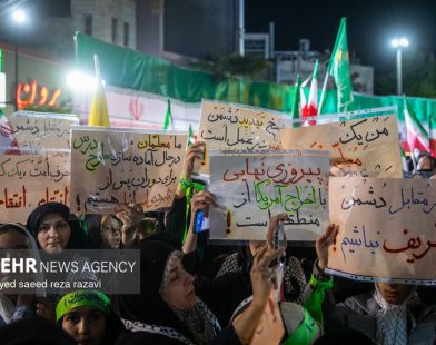روی پلاکاردهای تجمعات خیابانی، خبرهای دروغ و تحلیل‌های تزریق‌شده از اتاق عملیات دشمن دیده می‌شود/ برخی از «انجام تکلیف برای ایران» رسیده‌اند به «تعیین تکلیف برای وطن»