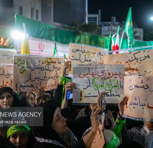 روی پلاکاردهای تجمعات خیابانی، خبرهای دروغ و تحلیل‌های تزریق‌شده از اتاق عملیات دشمن دیده می‌شود/ برخی از «انجام تکلیف برای ایران» رسیده‌اند به «تعیین تکلیف برای وطن»