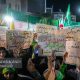 روی پلاکاردهای تجمعات خیابانی، خبرهای دروغ و تحلیل‌های تزریق‌شده از اتاق عملیات دشمن دیده می‌شود/ برخی از «انجام تکلیف برای ایران» رسیده‌اند به «تعیین تکلیف برای وطن»